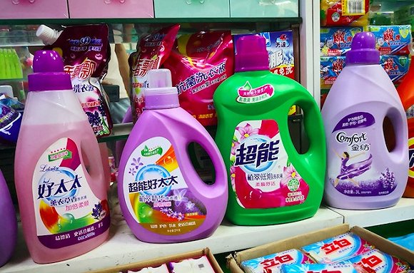 批发市场中的“超能好太太”洗衣液。摄影：崔梁凡